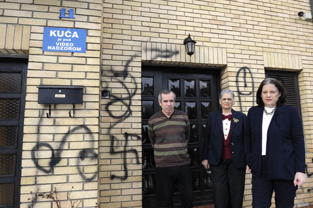 Цртали им кукасте крстове на кући